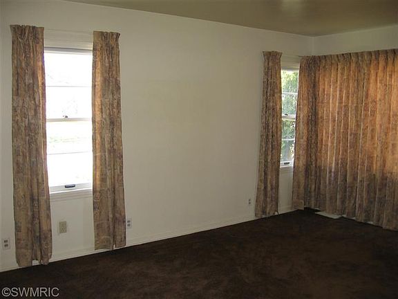 4th image of 411 N Dr W