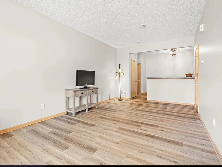 942 Crossing Way — Photo 4
