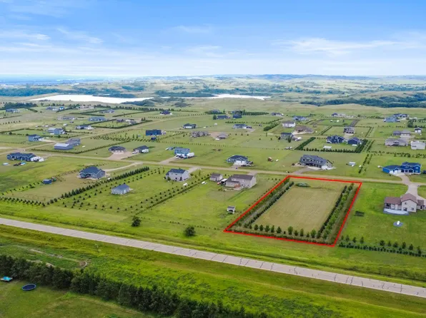 2475 Helen Dr N, Mandan, ND 58554