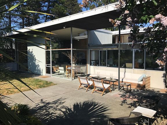 Spectacular west-facing outdoor living.