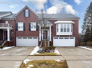 912 Sandalwood Dr, Troy, MI 48085