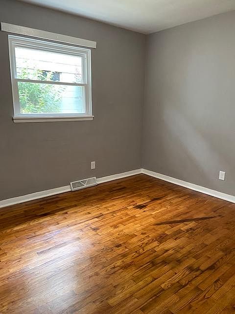 2nd image of 833 40th St