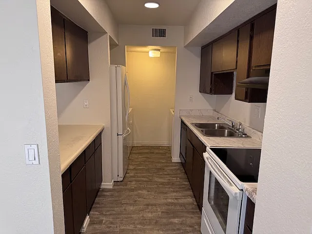 7606 N 61st Ave — Photo 3