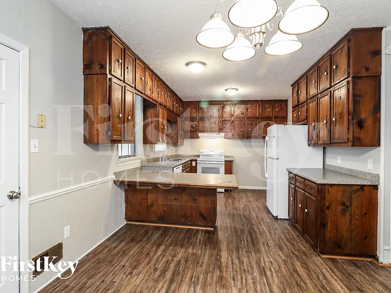 3704 Newport Dr — Photo 6