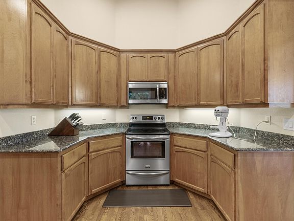 2nd image of 3034 Colonial Ave