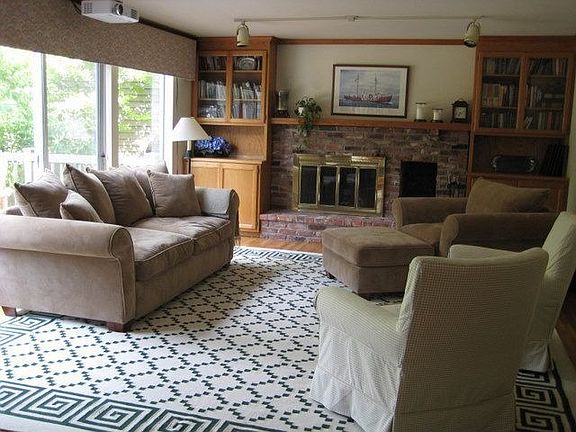 Family Room   Great Light and Built Ins (18 x 14.5)