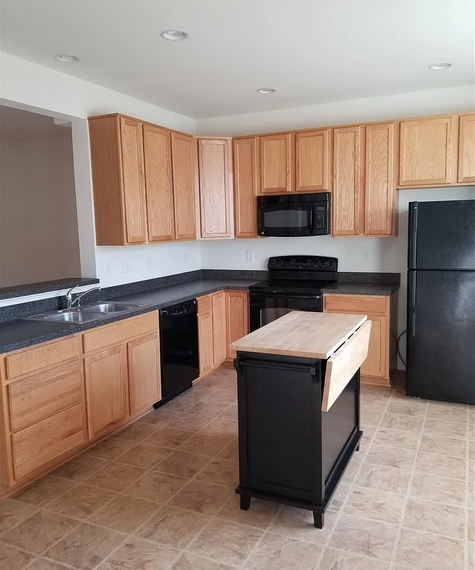 3 bed, 2.5 bath, 1622 sqft, $2,300 — Photo 4