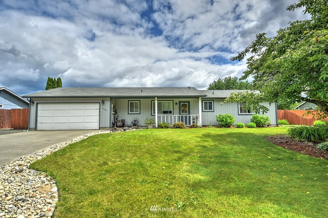 3834 Oxford Loop SE photo 1