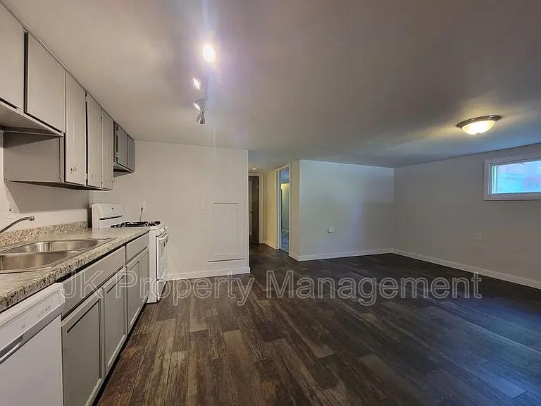 2027 Smelter Ave NE #6 — Photo 4