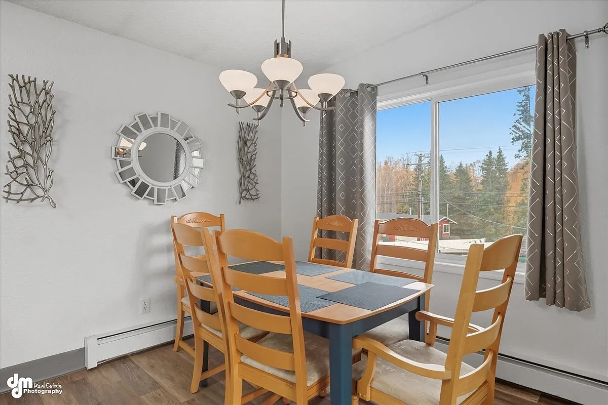 3 bed, 1300 sqft, $2,400 — Photo 4