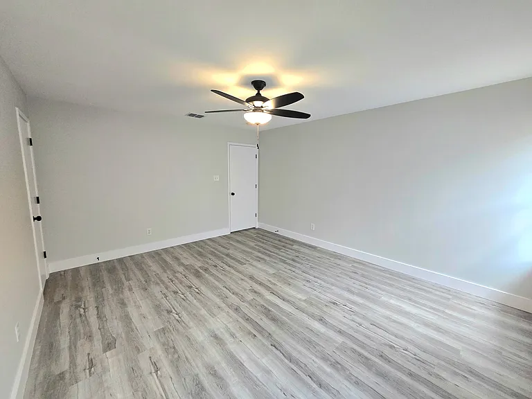 2467 Mallory Ln — Photo 13