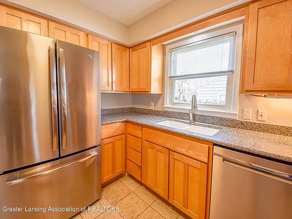 2nd image of 821 Linden St