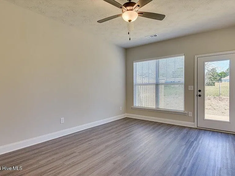 544 Hardy Point — Photo 6