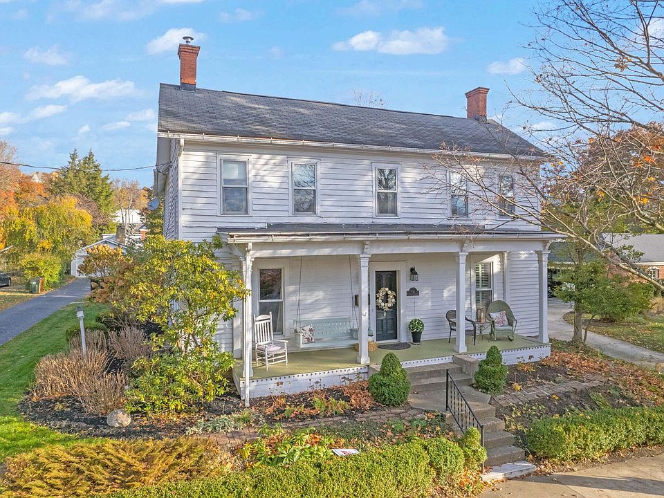 1st image of 216 W Elm St