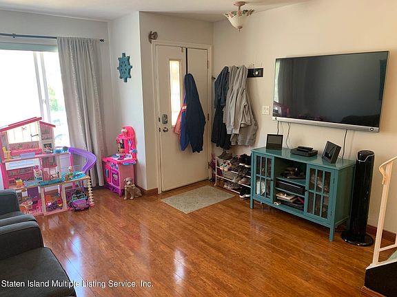 4th image of 279 Loretto St