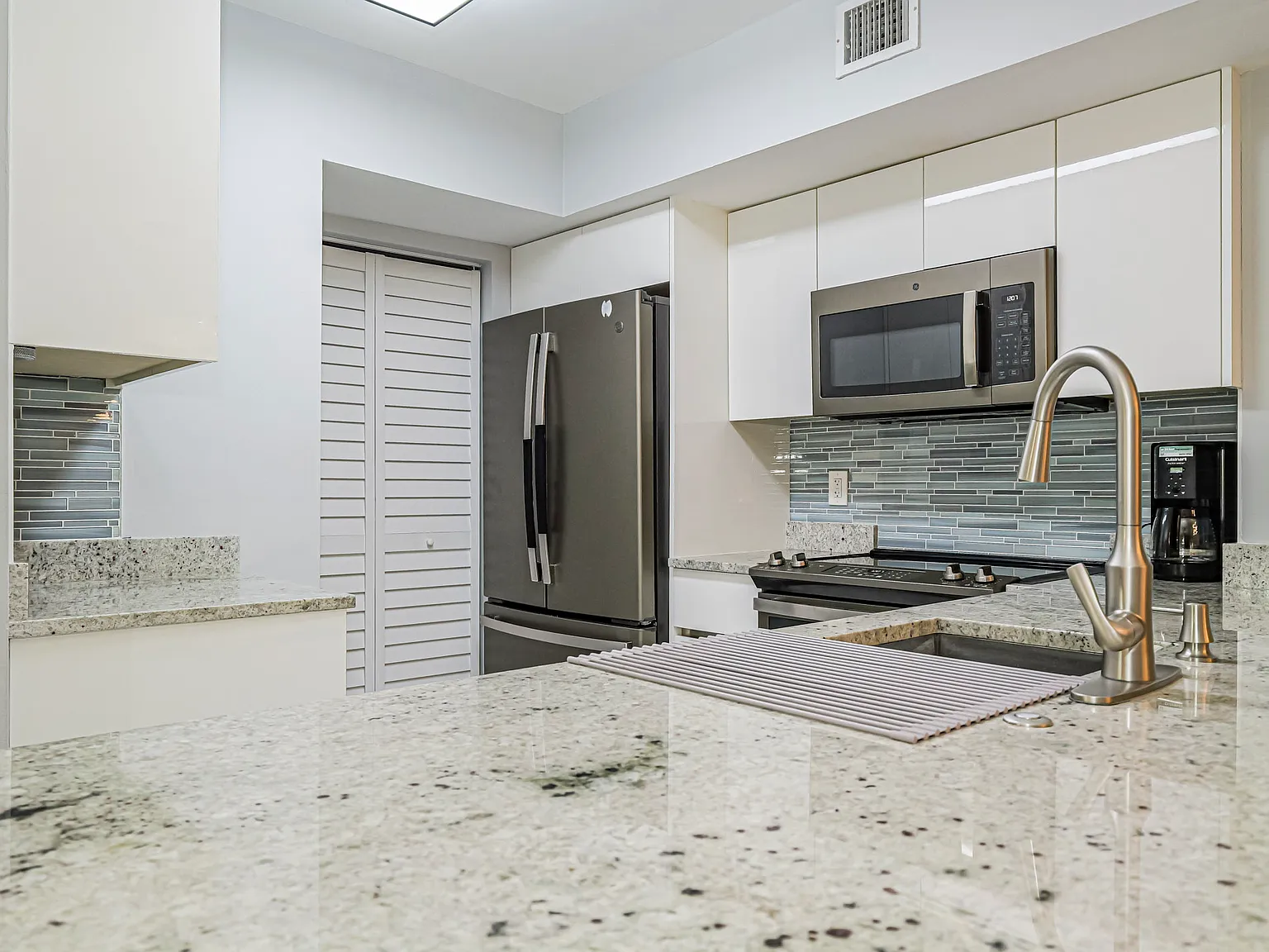 2 bed, 1140 sqft, $2,300 — Photo 4