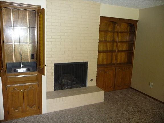 FIRE PLACE WET BAR BOOK SHELVING
