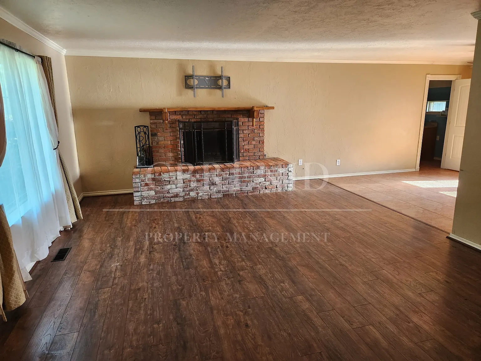 3 bed, 2.5 bath, 2200 sqft, $1,800 — Photo 2