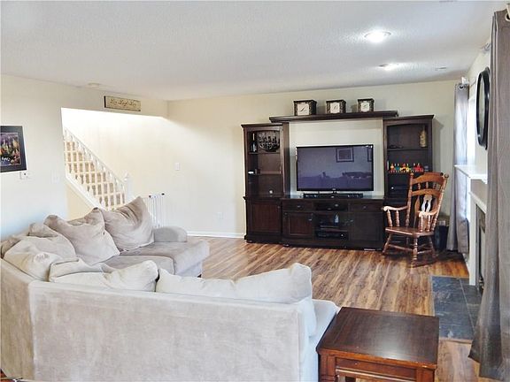 (GREAT ROOM)  Plenty of room to accommodate large, oversized furniture!