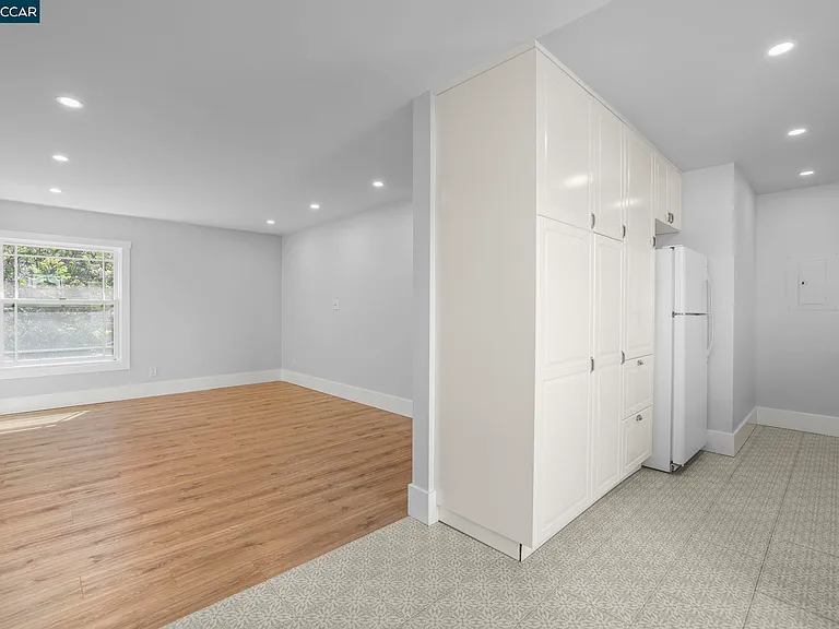 1325 Hopkins St — Photo 18