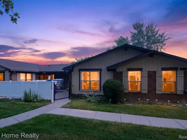 2708 Roundtree Dr, Troy, MI 48083