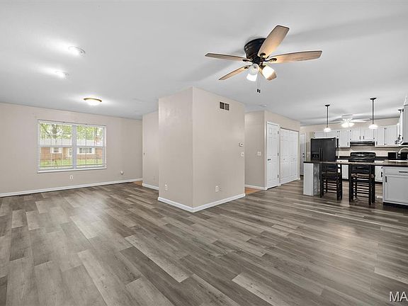 5th image of 415 Hillcrest Dr