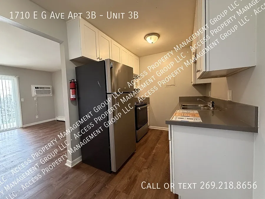 2BR Apt top floor with balcony! — Photo 3