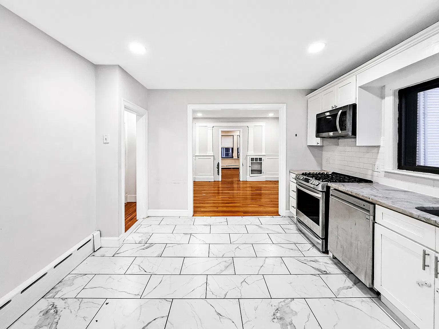 3 bed, 1000 sqft, $3,100 — Photo 2