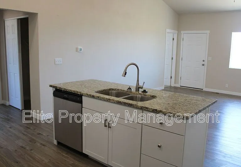 318 W Coral Dr — Photo 4
