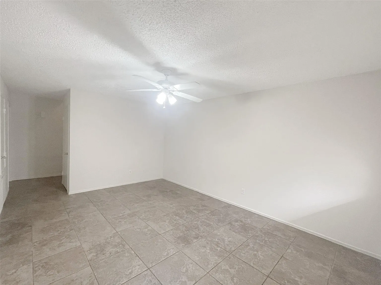 3 bed, 2.5 bath, 1300 sqft, $1,395 — Photo 4