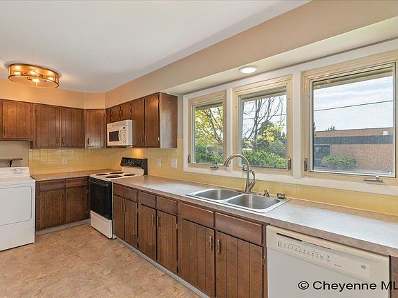 3rd image of 100 W 29th St