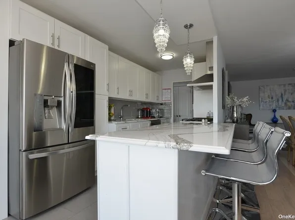 61-20 Grand Cent Parkway image 18 of 32