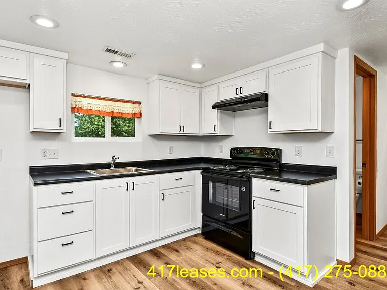 2518 N Weller Ave — Photo 10