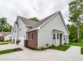 531 Indian Oaks Dr, Howell, MI 48843