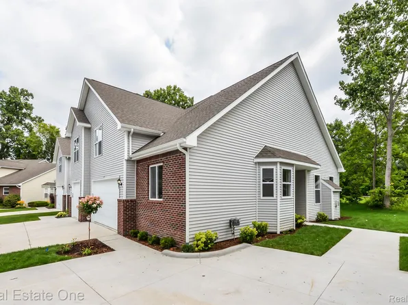 531 Indian Oaks Dr, Howell, MI 48843