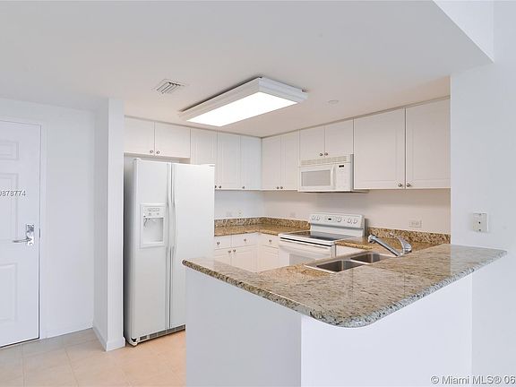 3rd image of 19501 W Country Club Dr APT 1006