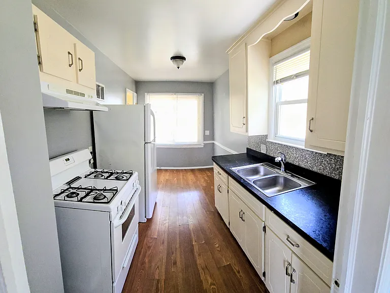 536 Sunset Blvd — Photo 2
