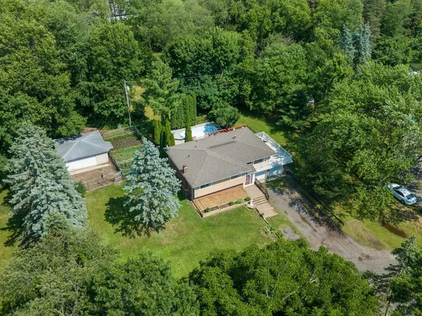 1960 Kirkland Ct, Wixom, MI 48393