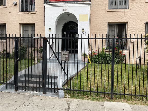 3rd image of 246 1/2 S Kenmore Ave #F203