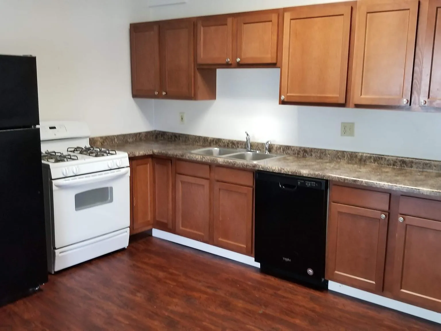 7 bed, 3454 sqft, $3,290 — Photo 2