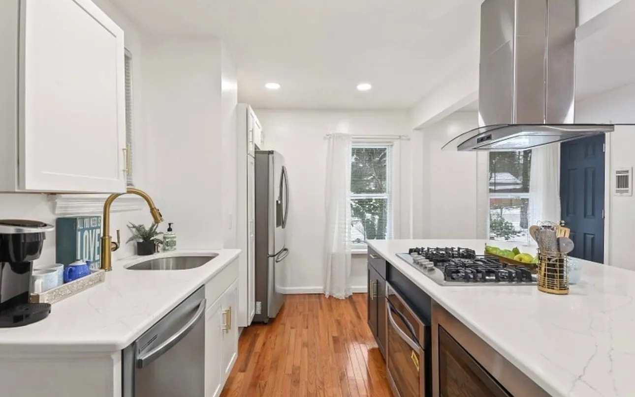 3 bed, 1040 sqft, $3,250 — Photo 4