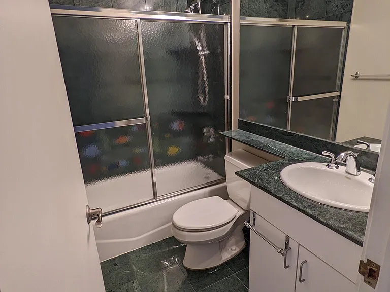 1208 W Fletcher St — Photo 22