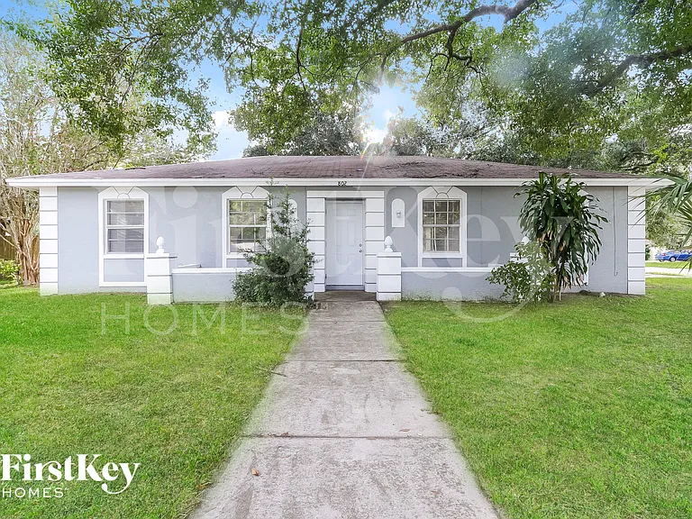 802 Briarcliff Dr — Photo 1