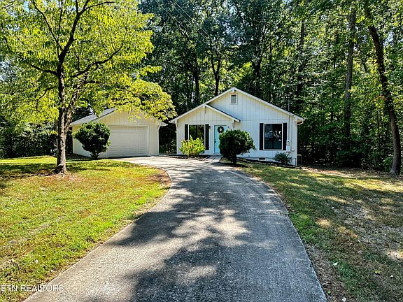 2nd image of 215 Park Ln