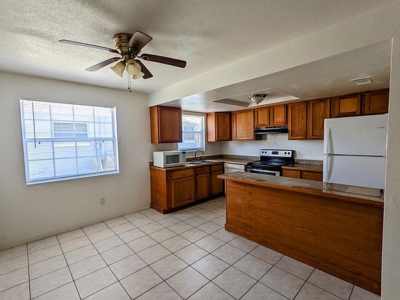 3rd image of 2609 N Oleander Ave