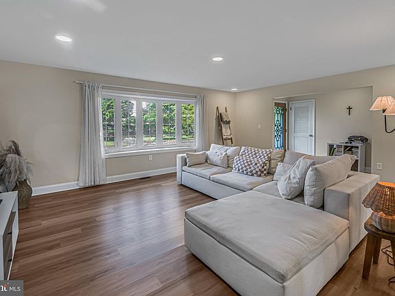4th image of 10 Smithfield Ave