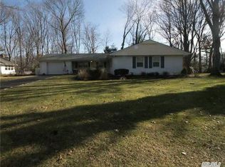 19 Shadetree Ln, Stony Brook, NY 11790