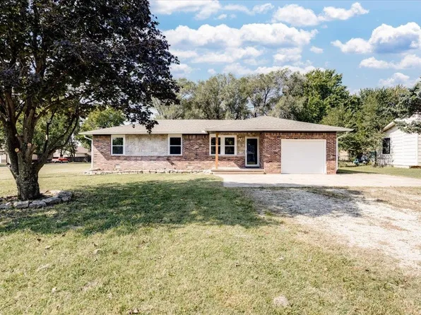 629 S Maple St, Douglass, KS 67039