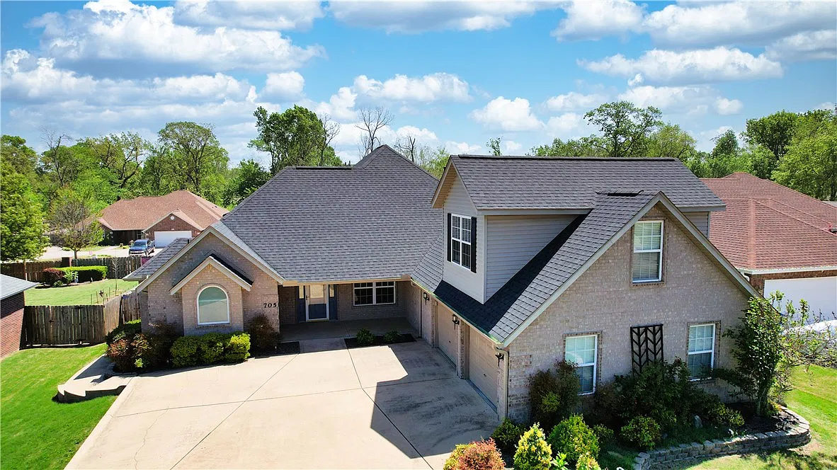 3 bed, 2.0 bath, 2544 sqft, $2,800 — Photo 1