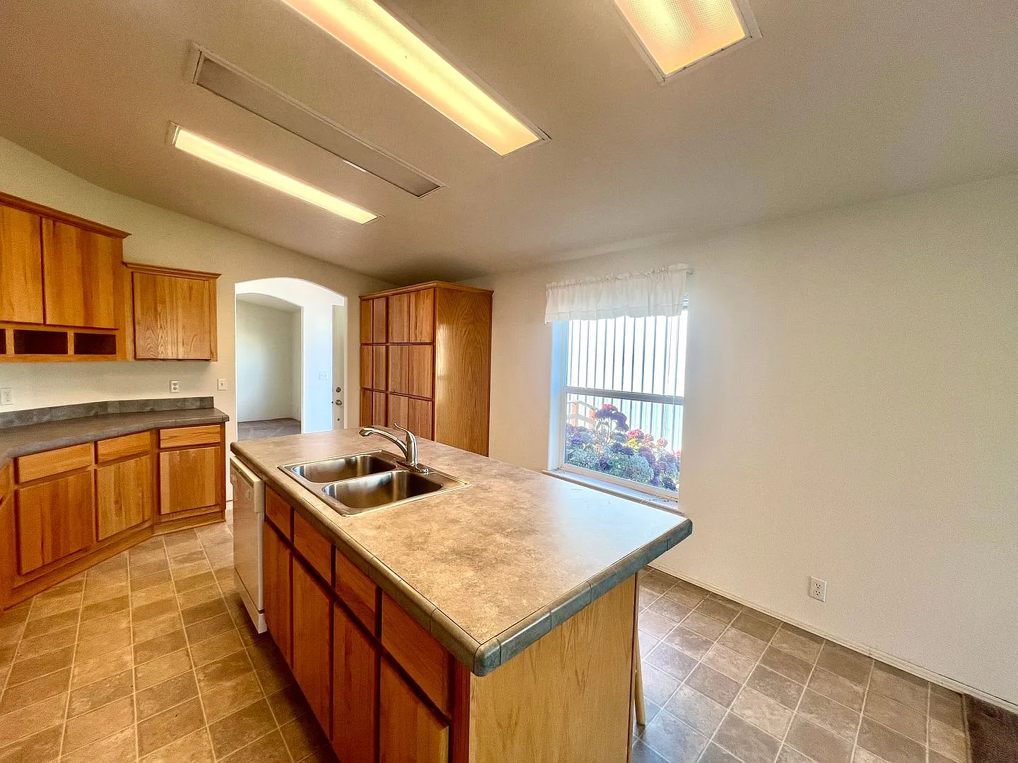 Spacious 3 Bedroom Home in Lakeside — Photo 4
